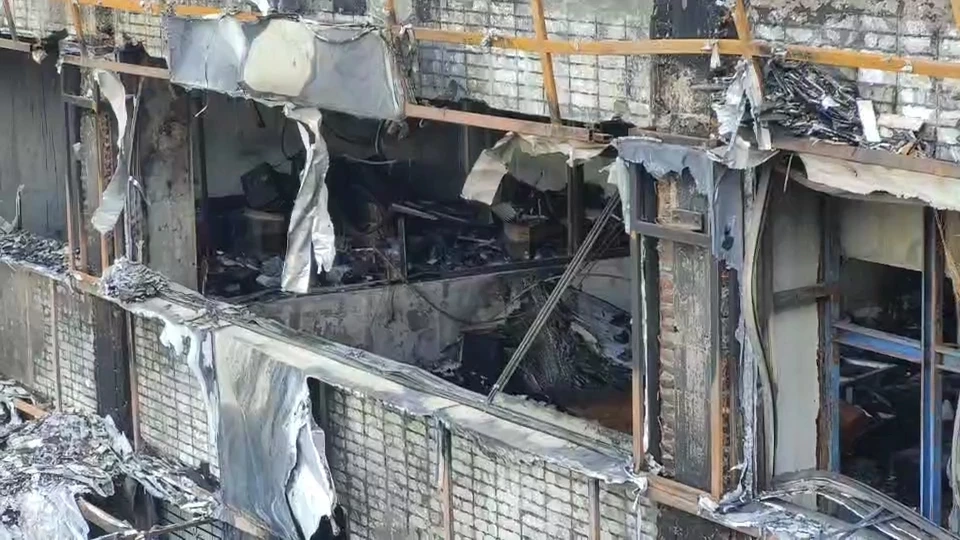 สภาพอาคาร "แอโร่ซอร์ฟ" ถูกไฟไหม้เสียหายอย่างหนัก