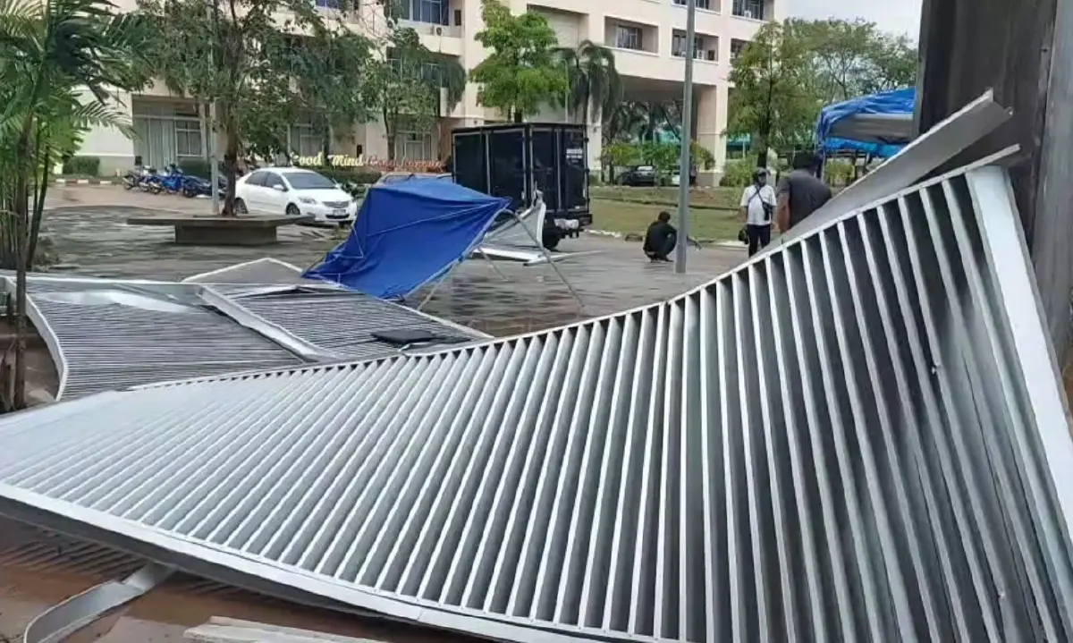 พายุฝนถล่ม! งานแถลงข่าว ม.ราชภัฏเพชรบูรณ์ เต็นท์ปลิวว่อน นศ.บาดเจ็บ 2 ราย