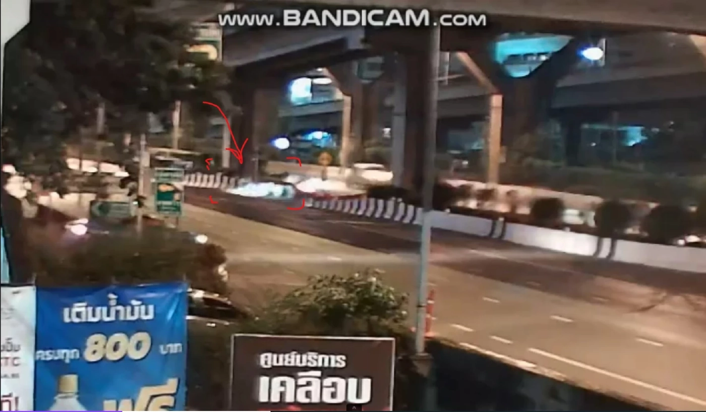 เปิดภาพนาทีสลด “ส.ต.อ.”สุทธิสาร ถูก จยย.ตามหลังเหยียบอย่างจัง(มีคลิป)