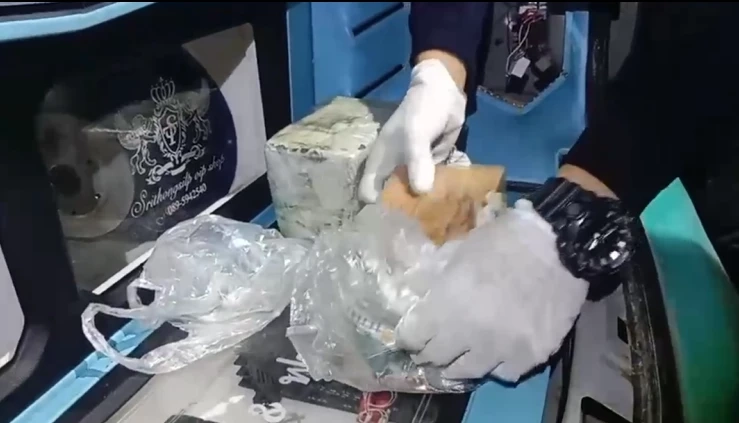 ไม่ใช่แป้ง ฝ่ายปกครองเมืองคอน จับเฮโรอีน 4 กก. พบนักเสพนำไปโรยผสมกัญชา