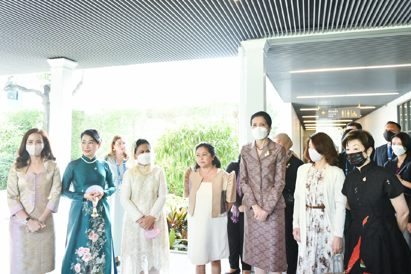 "รศ.นราพร จันทร์โอชา"  ภริยานายกรัฐมนตรี นำคณะคู่สมรสผู้นำเอเปค จาก 7 เขตเศรษฐกิจเข้าเยี่ยมชมพิพิธภัณฑ์ศิลป์แผ่นดิน ต.เกาะเกิด อ.บางปะอิน จ.พระนครศรีอยุธยา