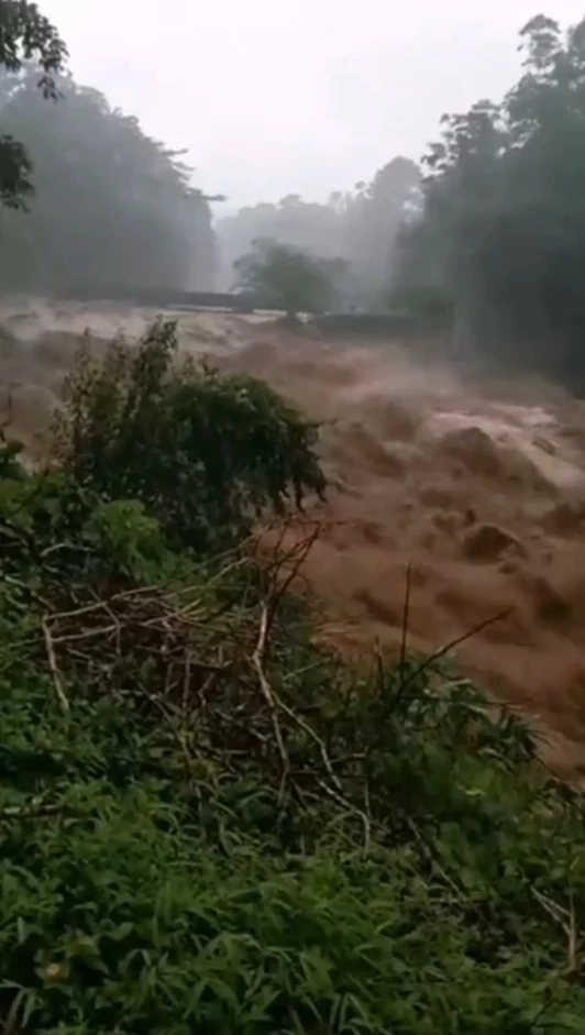 น้ำป่าจากเทือกเขาบรรทัด ไหลเข้าท่วม 5 อำเภอ จ. ตรัง