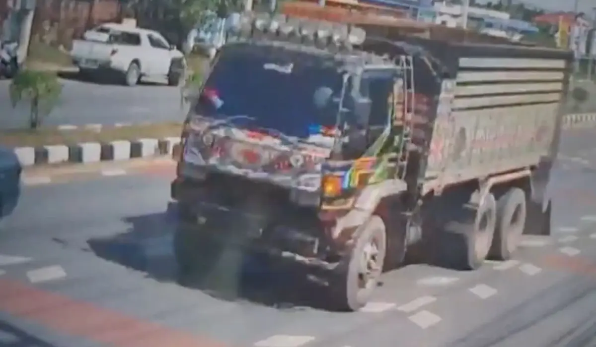สิบล้อแซงซ้าย-ปาดขวา เกี่ยววิน จยย. ล้ม ลูกค้าวัย 83 โดนทับเสียชีวิต