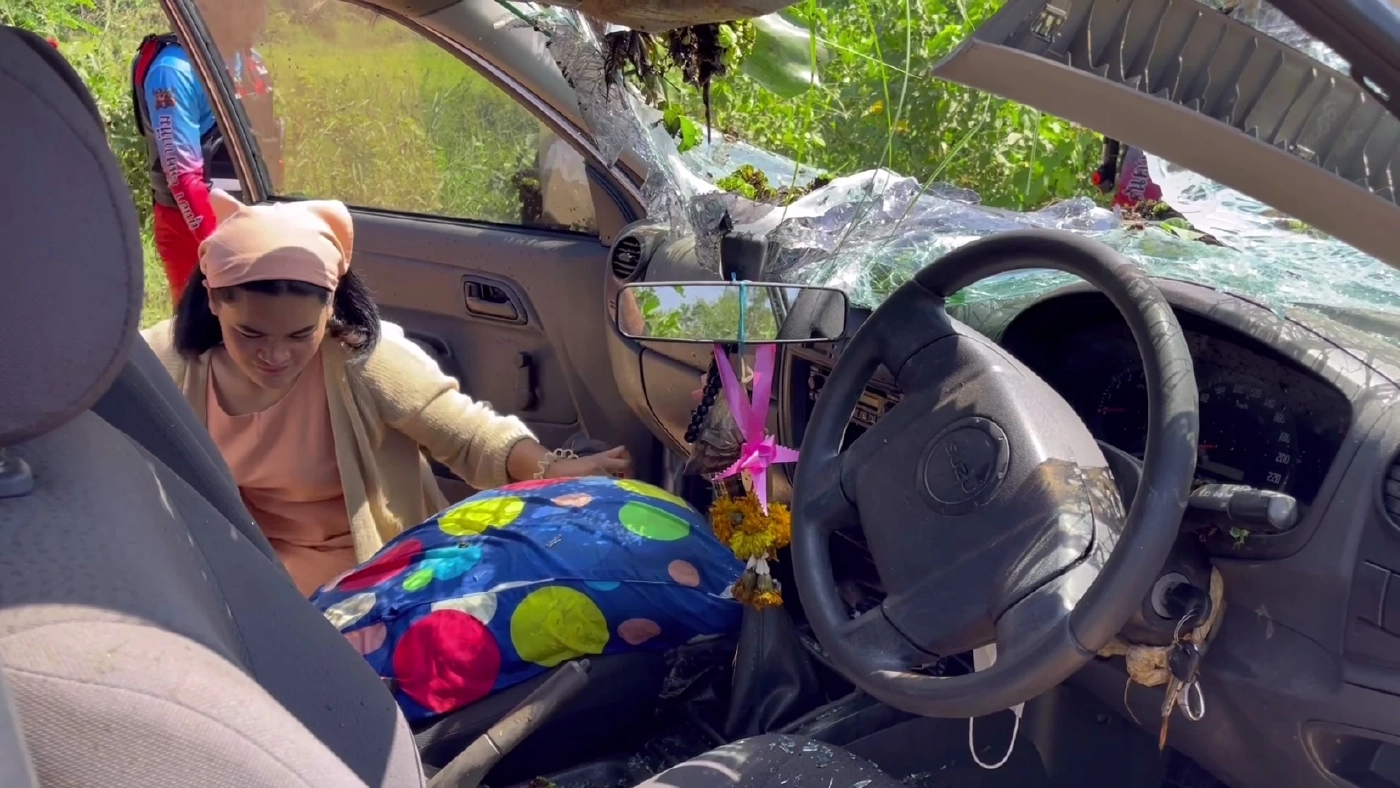 รอดปาฏิหาริย์ หนุ่มยโสธรหลับใน ขับกระบะแหกโค้ง พุ่งตกคลองจมมิดคัน (คลิป)