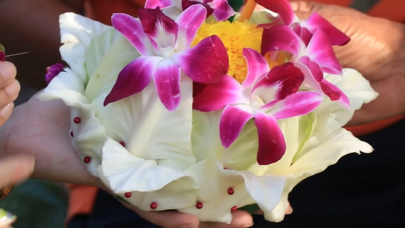 ไอเดียเก๋ ทำ “กระทงกะหล่ำปลี” สร้างรายได้เสริมชุมชน