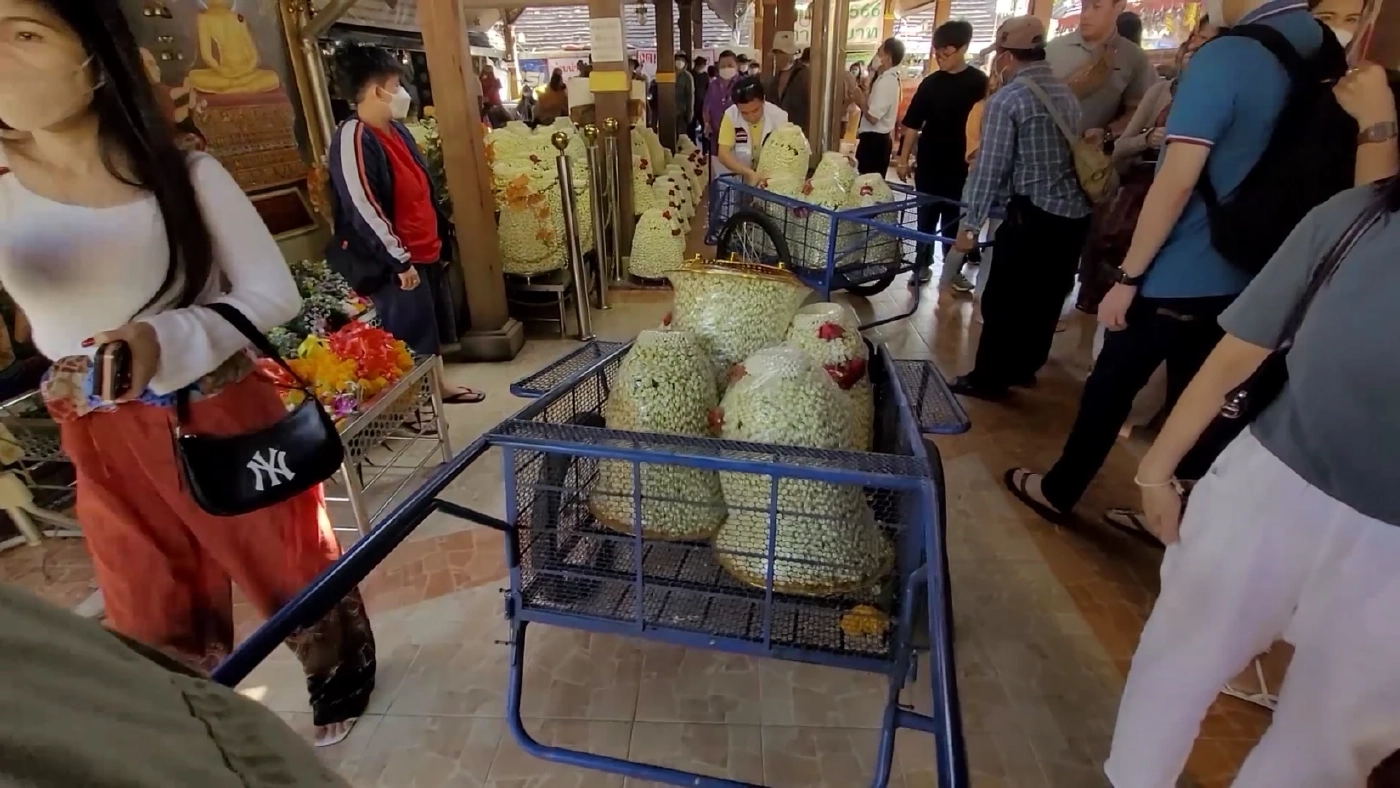 พวงมาลัยดอกมะลิ มูลค่า 3.4 ล้านบาท แก้บน "หลวงพ่อทันใจ"