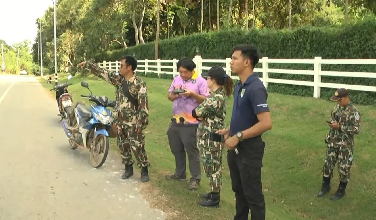 รถตู้นำเที่ยว ชนกระทิงเขาใหญ่บาดเจ็บ เตลิดเข้าป่า จนท.เร่งบินโดรนค้นหา