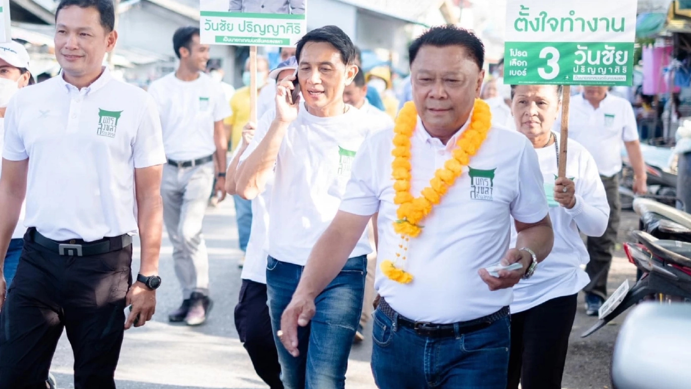  นายวันชัย ปริญญาศิริ ผู้สมัครเบอร์ 3 เมื่อครั้งลงพื้นที่ขอคะแนนเสียงเลือกตั้งนายกเทศบาลนครสงขลา