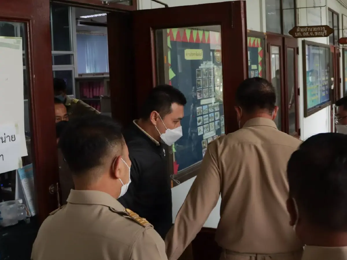 “ป.เอี่ยว” ปลัดอำเภอสัตหีบ มอบตัวคดีเอี่ยวรับสินบนพูลวิลล่า