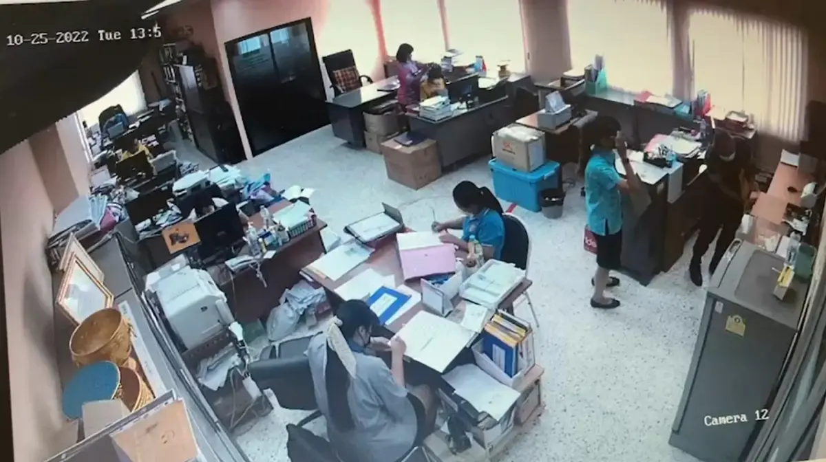 “ป.เอี่ยว” ปลัดอำเภอสัตหีบ มอบตัวคดีเอี่ยวรับสินบนพูลวิลล่า