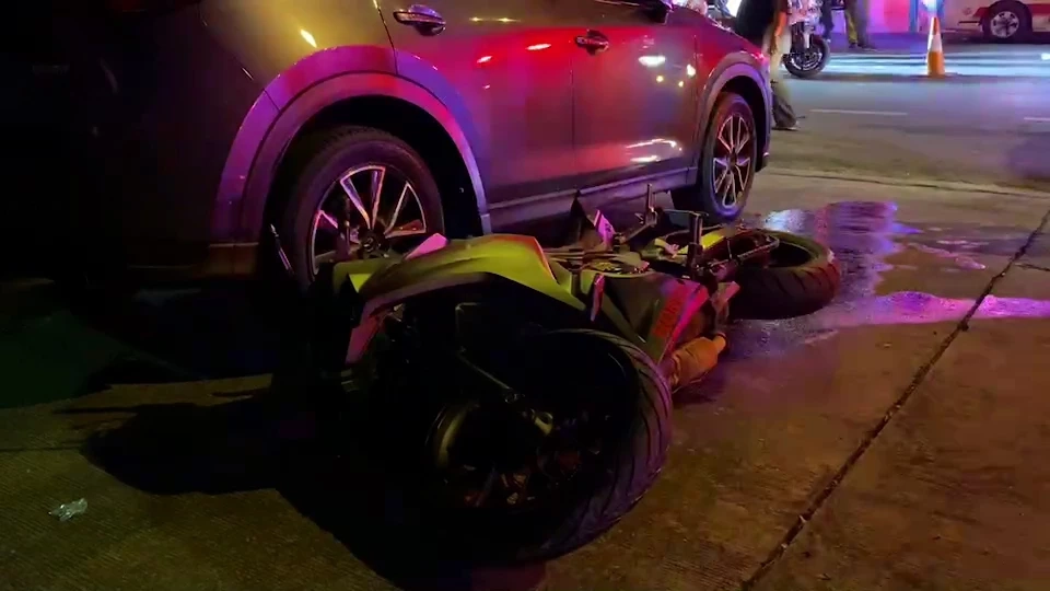 “ส.ต.อ.” ขี่บิ๊กไบค์เสียหลักชนแบริเออร์ดับ เพื่อนสาวสาหัส เร่งตรวจวงจรปิด