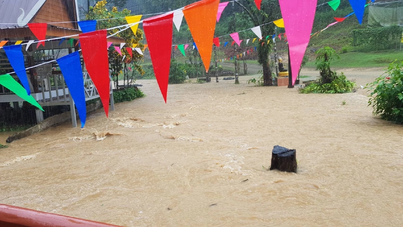 น้ำป่าทะลักท่วมวันที่จ.พังงา