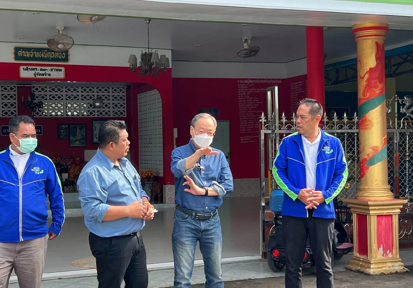 สนธิรัตน์ สนธิจิรวงศ์ เลขาธิการพรรคสร้างอนาคตไทย พร้อมว่าที่ผู้สมัครส.ส.ภาคตะวันออก