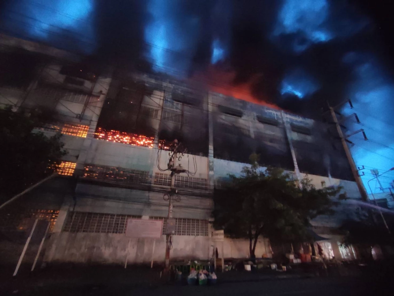 ด่วน! ไฟไหม้โรงงาน "แอโรซอฟ" ย่านบางพลี อาคารเริ่มร้าว เจ็บ 3 สาหัส 1 (มีคลิป)