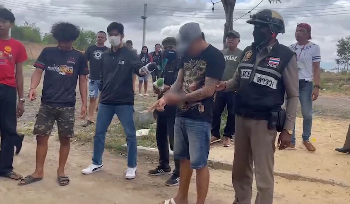 แม่มือยิงทหารเกณฑ์ ร่ำไห้กราบขอโทษแม่คนตาย เผย อยู่ที่บ้านลูกเป็นคนดี