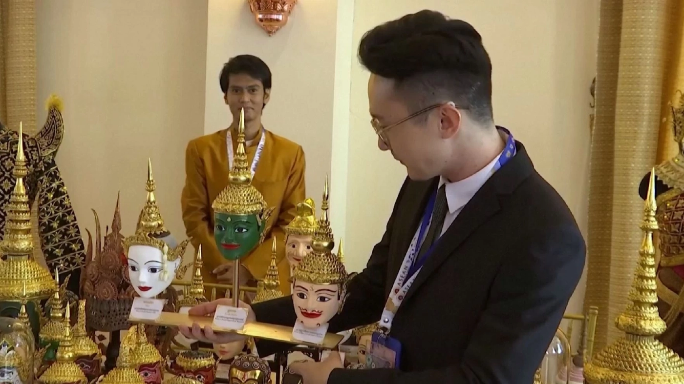 ศิลปินชาวกัมพูชาทำหัวโขนจำลองอวดผู้นำอาเซียน
