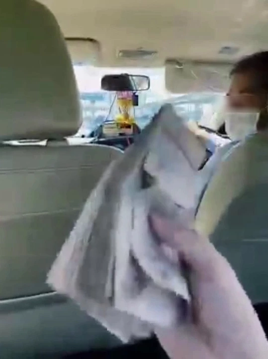 พลเมืองดีเก็บเงิน 7 หมื่นได้บนแท็กซี่ มอบคนขับส่งคืน กลับให้เพื่อนสวมรอยรับแทน (คลิป)