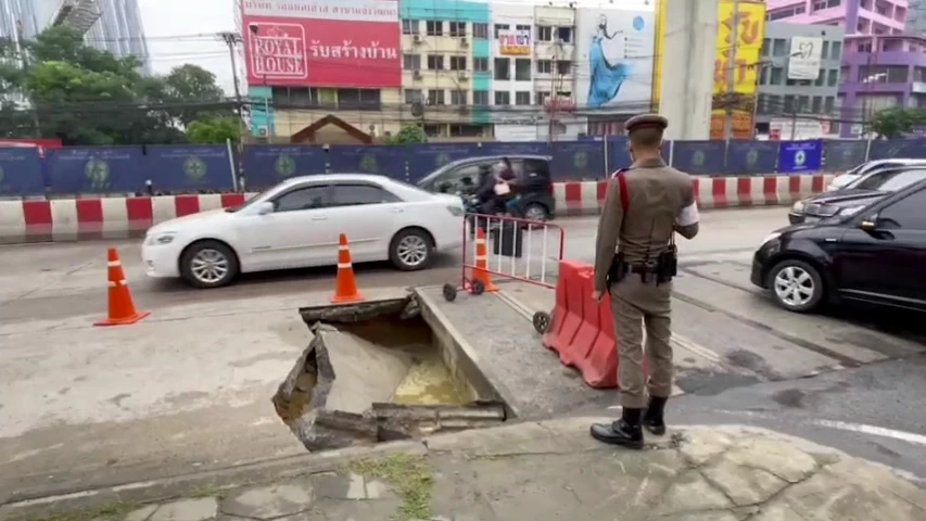 ถนนแจ้งวัฒนะ ยุบตัวเป็นบ่อลึก รถติดหนักแต่เช้า (มีคลิป)