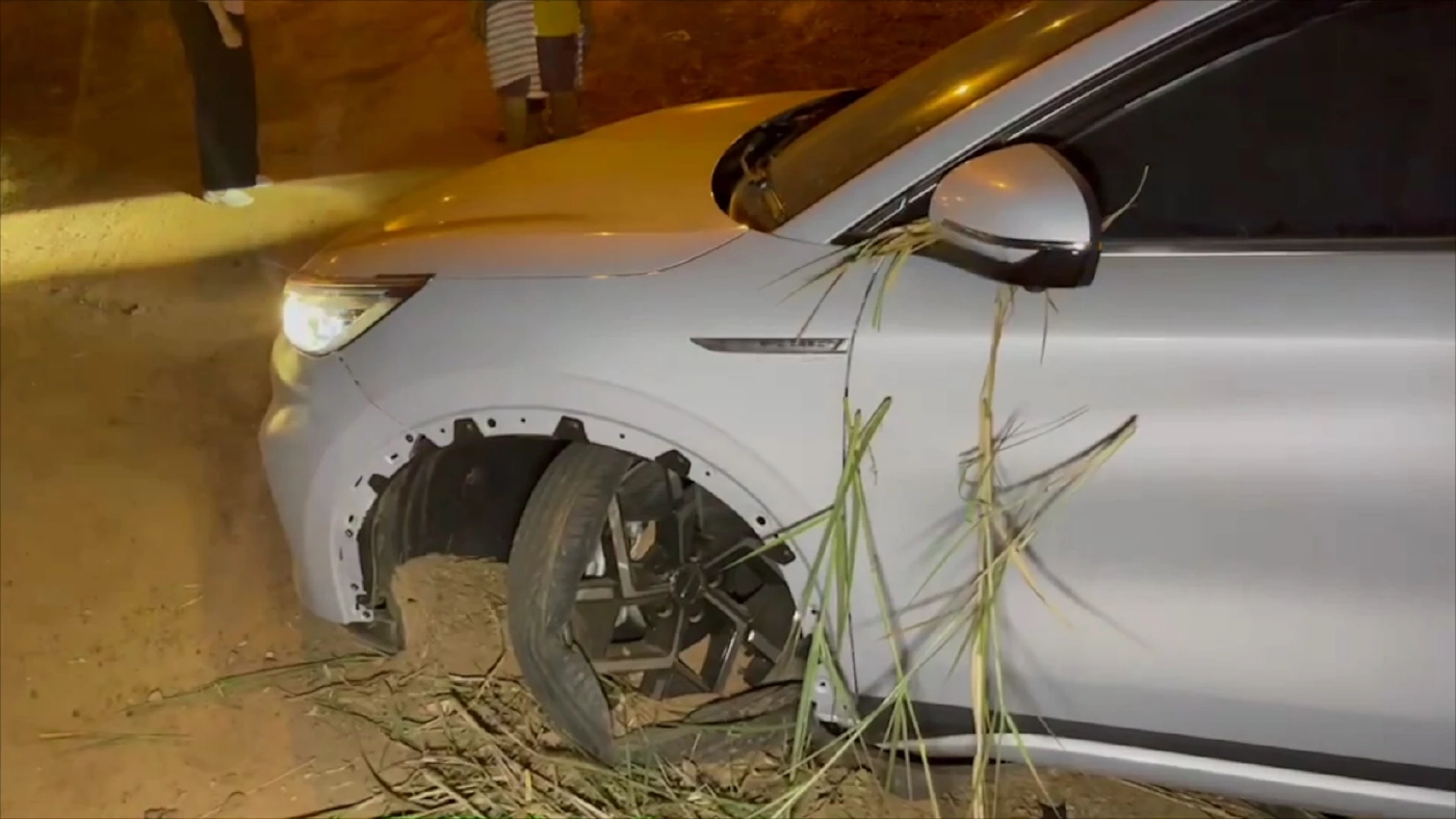 เปิดคลิป วินาทีเฉียดตาย รถยนต์ไฟฟ้าพุ่งชนแท่นแบริเออร์กลางถนน