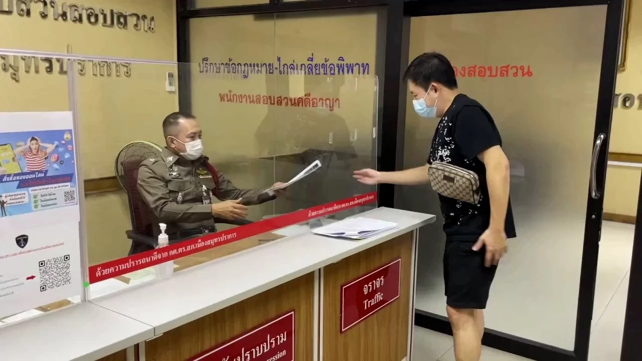 พลเมืองดีเก็บเงิน 7 หมื่นได้บนแท็กซี่ มอบคนขับส่งคืน กลับให้เพื่อนสวมรอยรับแทน (คลิป)