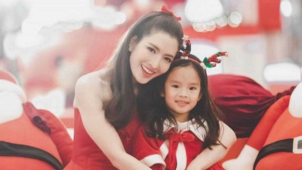 แอฟ-ทักษอร ภักดิ์สุขเจริญ กับลูกสาวน้องปีใหม่ 