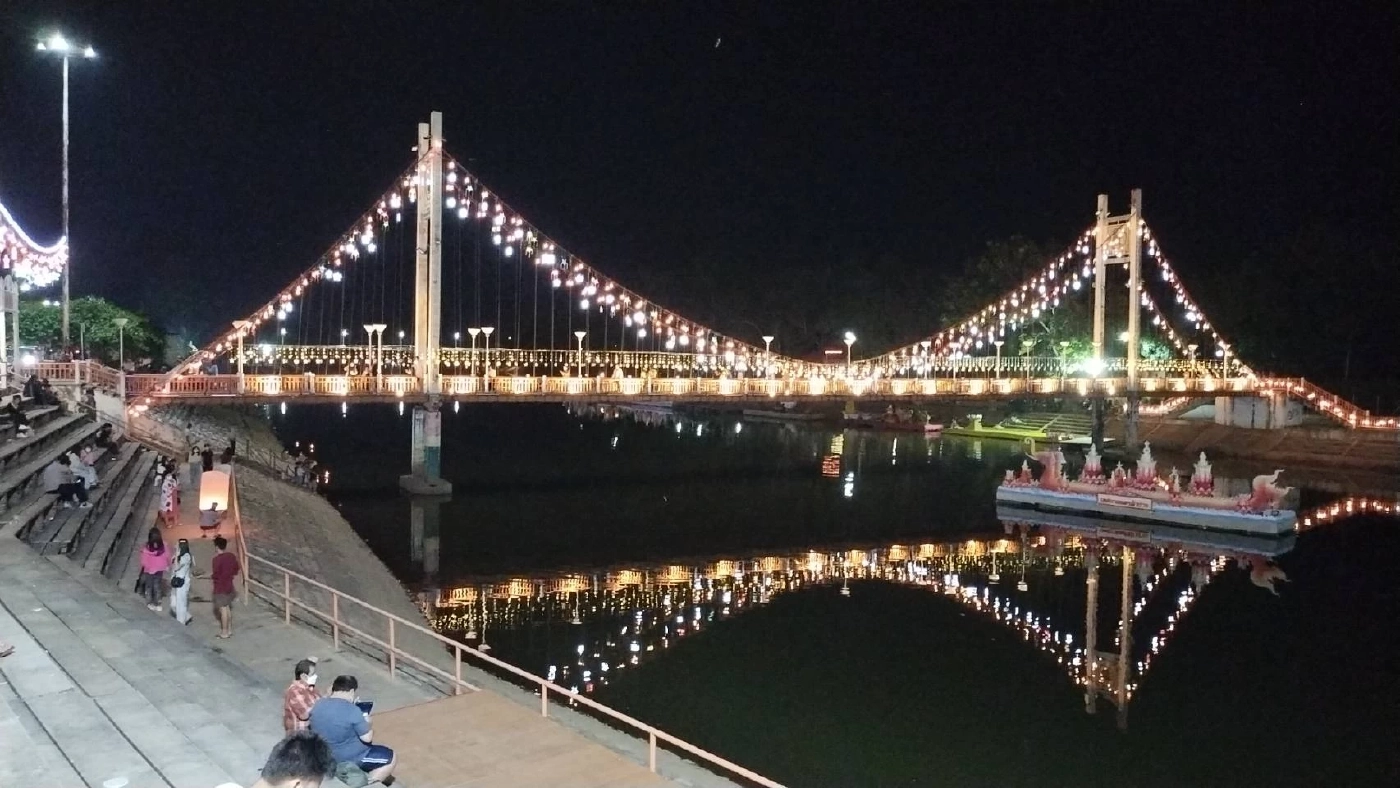 พาชม! ประเพณี “ล่องสะเปาจาวละกอน” หนึ่งเดียวในโลก งดงามตระการตา (มีคลิป)