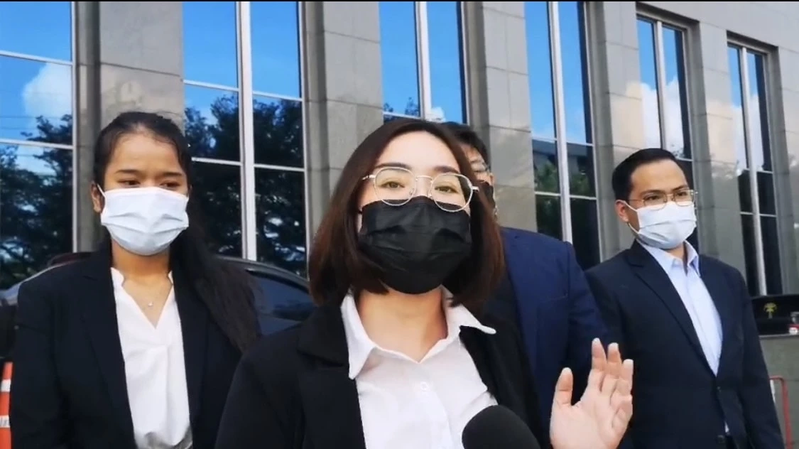 นพรัตน์ พลสิงห์ และ กุลลธิดา เกิดแก่นแก้ว เป็นทนายผู้รับมอบอำนาจ ยื่นฟ้อง