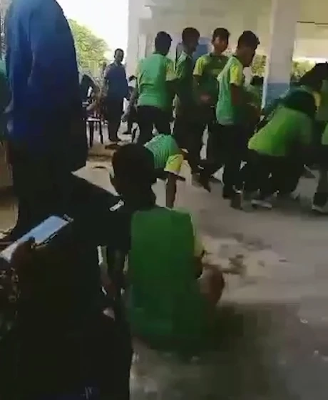 นักเรียนแตกฮือ ครูควงสปาร์ต้าจะฟันครูสาว ตามมาชี้หน้าต่อว่า ครูอีกร.ร. พร้อมขู่