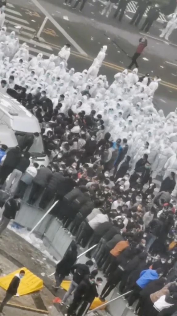 เจิ้งโจวเลิกล็อกดาวน์-ผ่อนคลายให้โรงงานไอโฟน