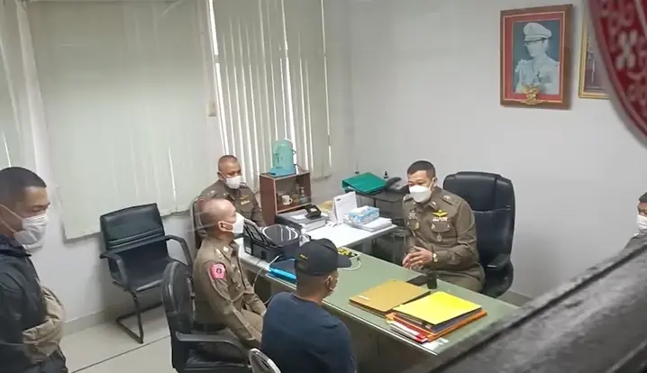 "หมู่โด้" โผล่มอบตัวปลอมยศหลอกแอ้มสาว เจอแจ้งทันที 2 ข้อหา