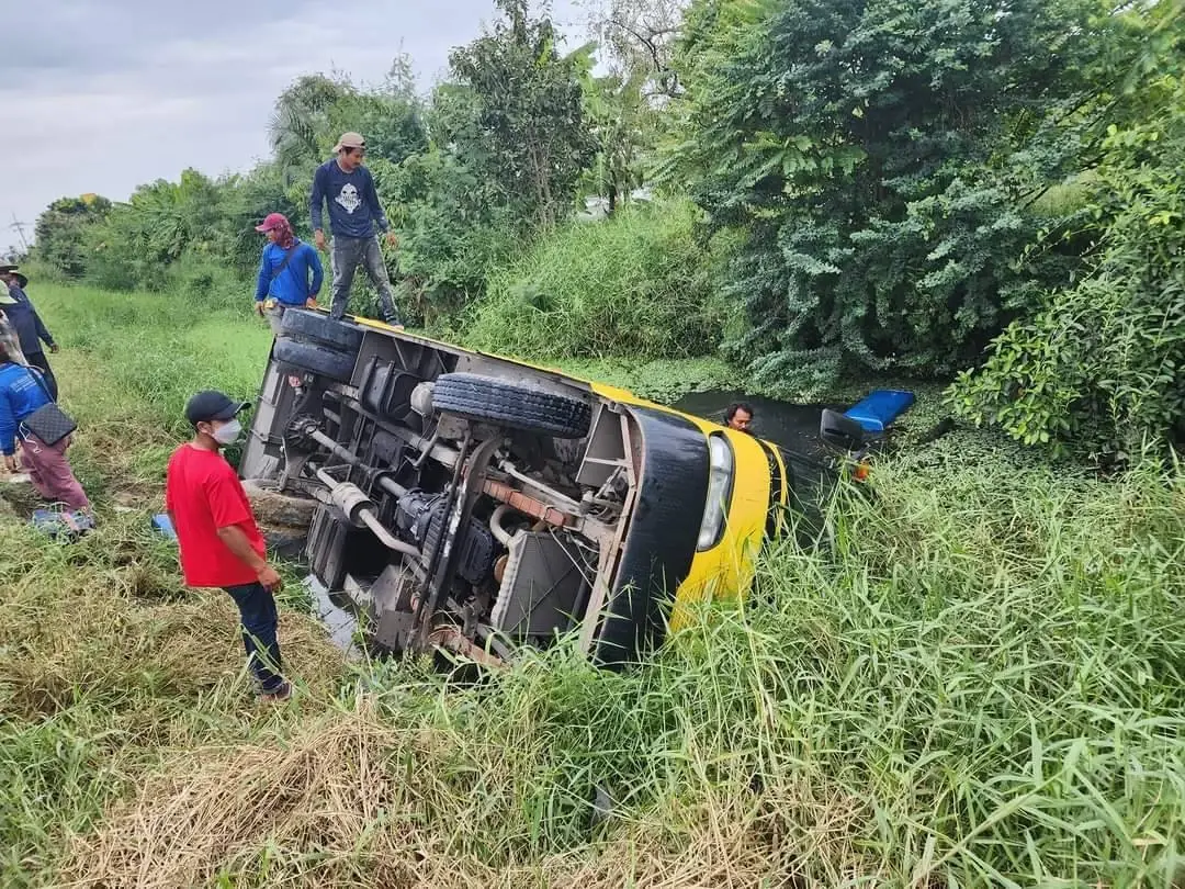 หวิดเศร้า มินิบัสรับส่ง นร.พลิกคว่ำตกคลองน้ำ ช่วยระทึกเด็ก 16 ชีวิต