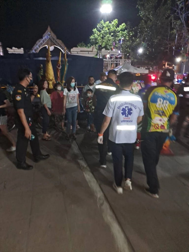 ด่วน! พลุไฟระเบิดกลางงานลอยกระทง ริมโขงนครพนม เจ็บนับสิบราย (มีคลิป)