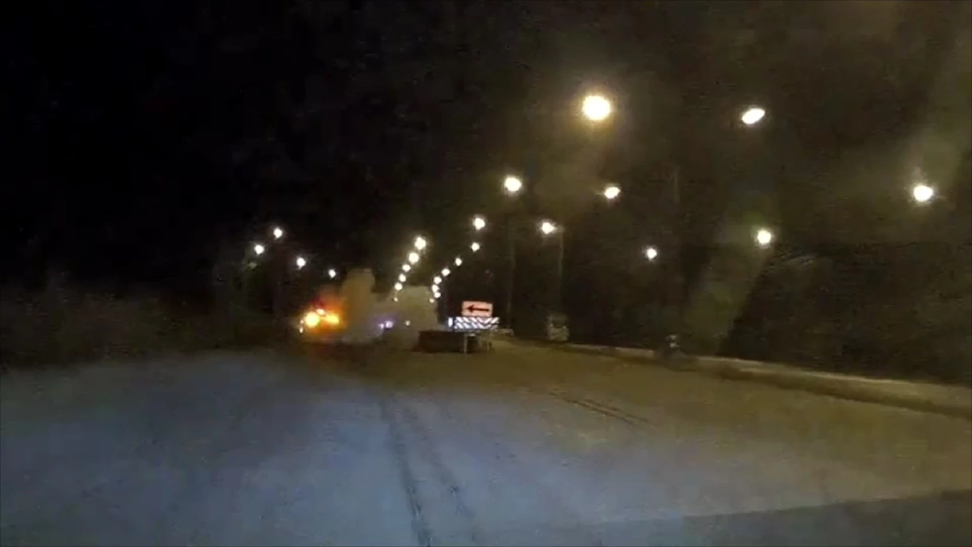 เปิดคลิป วินาทีเฉียดตาย รถยนต์ไฟฟ้าพุ่งชนแท่นแบริเออร์กลางถนน