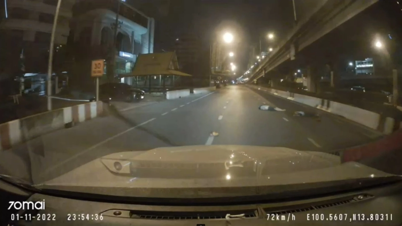 เปิดภาพนาทีสลด “ส.ต.อ.”สุทธิสาร ถูก จยย.ตามหลังเหยียบอย่างจัง(มีคลิป)