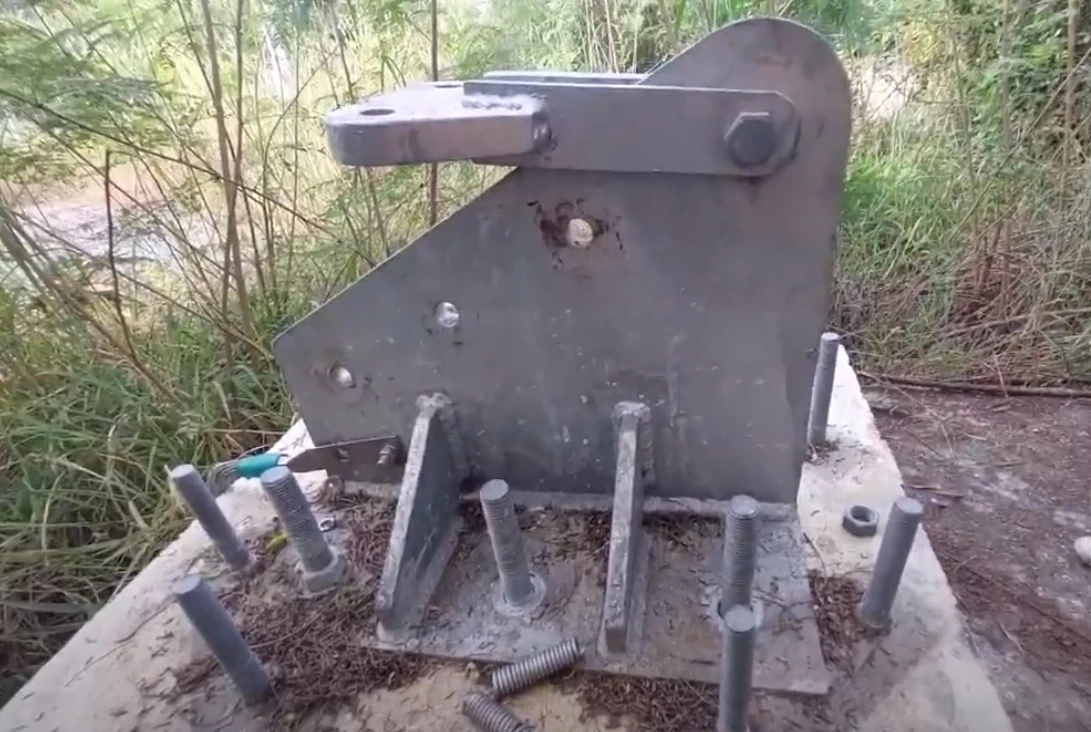 ป่วนทั้งอำเภอ โจรแสบ ขโมยถอดน็อตและสายสลิงยึดเสาส่งสัญญานทรูมูฟ จนหักโค่น 