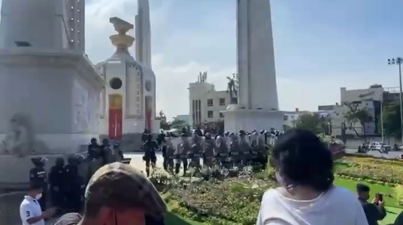 อนุสาวรีย์ ปชต. วุ่น! คฝ.ยึดป้ายผ้าม็อบต้านเอเปค ตะโกน "จับเลย จับเลย" (คลิป)