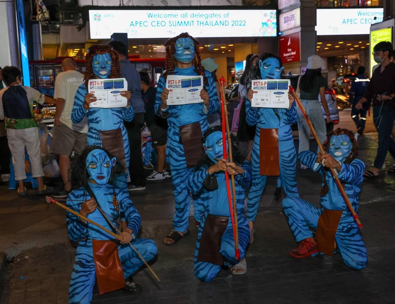 กลุ่มมวลชน สวมชุด อวตาร แจกจ่ายใบปลิว ต้านเอเปค 2022 