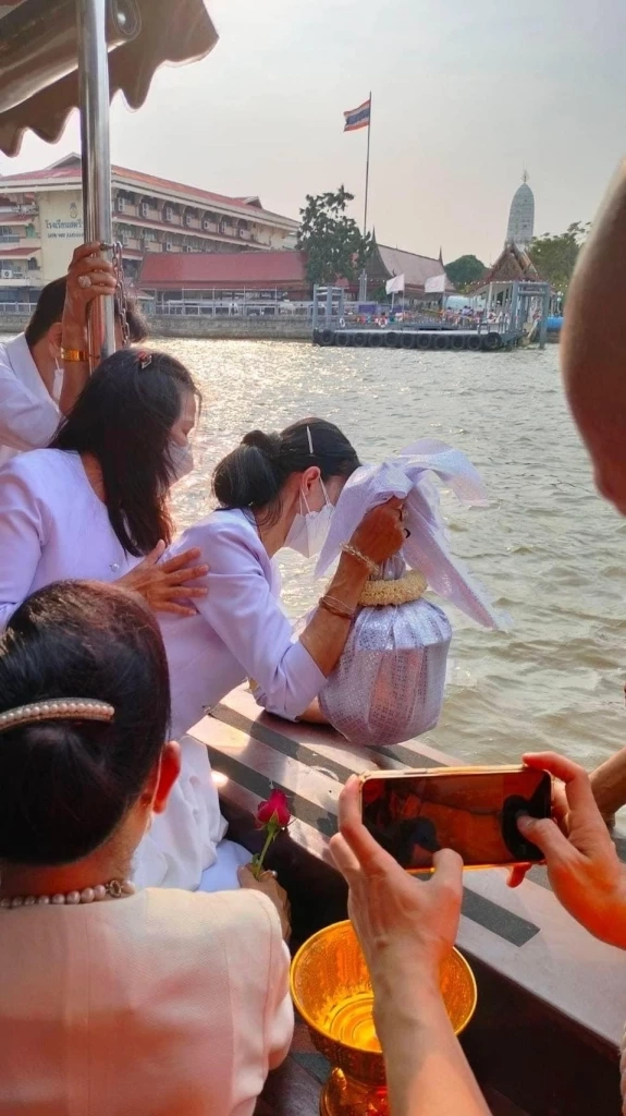 ดวงเดือน จิไธสงค์ ทำพิธีลอยอังคาร สรพงศ์ ชาตรี