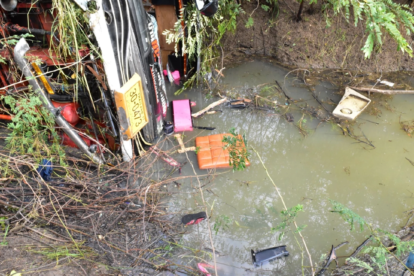 สลด! ทัวร์คณะกฐินยางระเบิด เสียหลักพลิกคว่ำตกร่องน้ำ เสียชีวิต 1 บาดเจ็บ 7