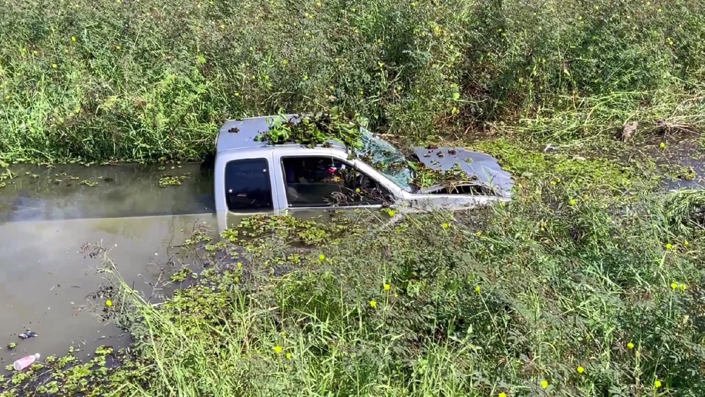 รอดปาฏิหาริย์ หนุ่มยโสธรหลับใน ขับกระบะแหกโค้ง พุ่งตกคลองจมมิดคัน (คลิป)