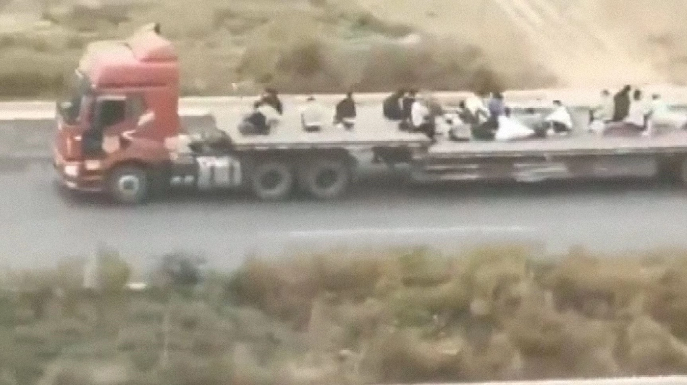 คนงานแห่หนีโควิดออกจากโรงงานผลิตไอโฟน (คลิป)