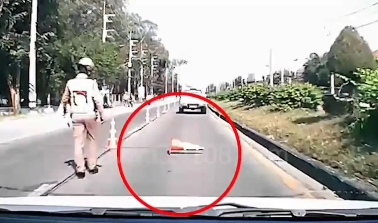 แชร์ว่อน! คลิปคล้าย ตร.จราจร โยนกรวยหยุดรถ ทำรถเบรกกะทันหัน ชนท้ายสนั่น