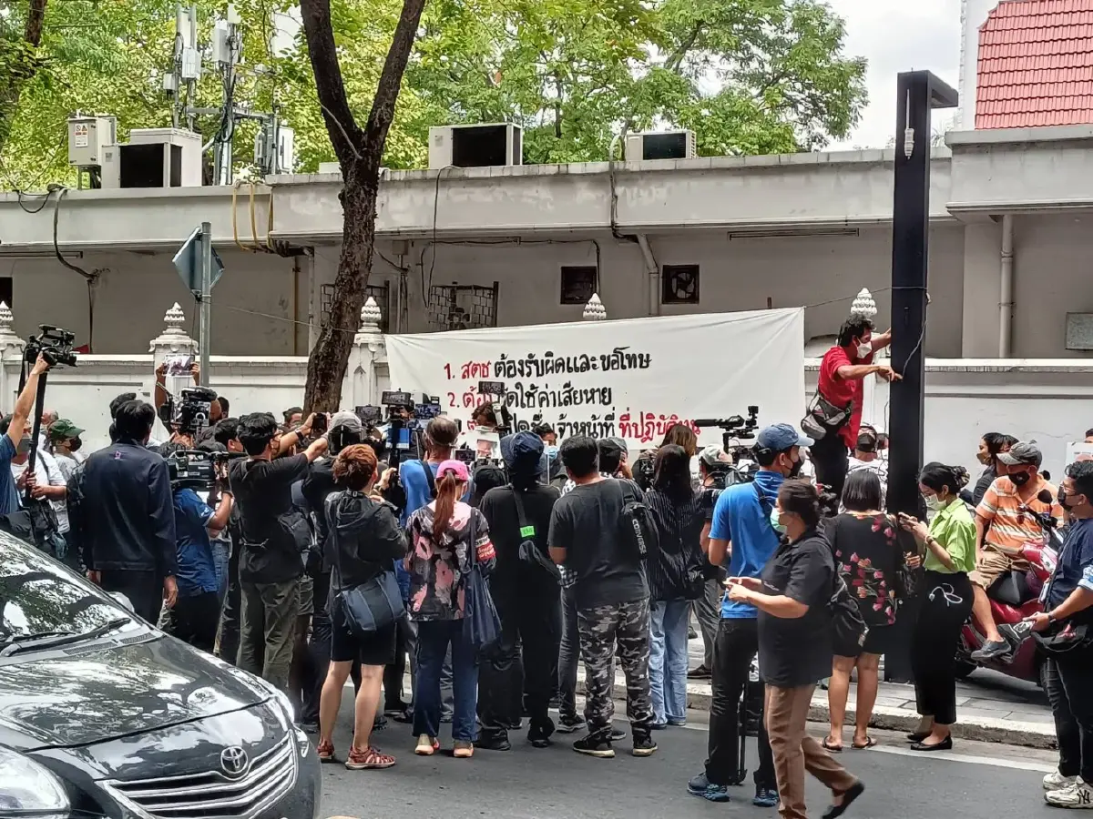 "ทะลุฟ้า” บุก สตช. ประณามสลายม็อบ ตร. จัดจีโน่ ตรึงกำลัง คฝ. รับมือ