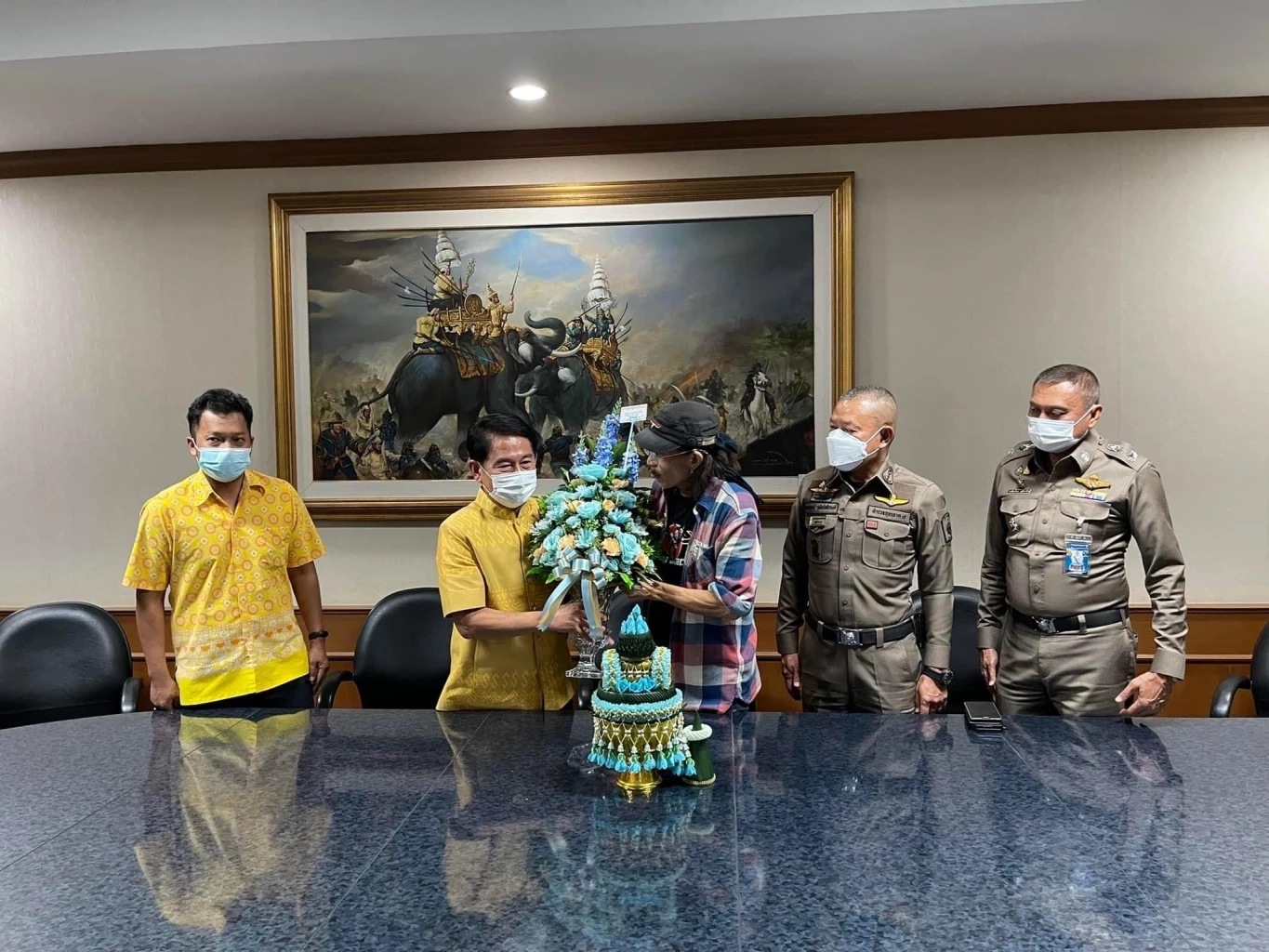 เปิดภาพ “แอ๊ด คาราบาว” หอบพานขอขมา 