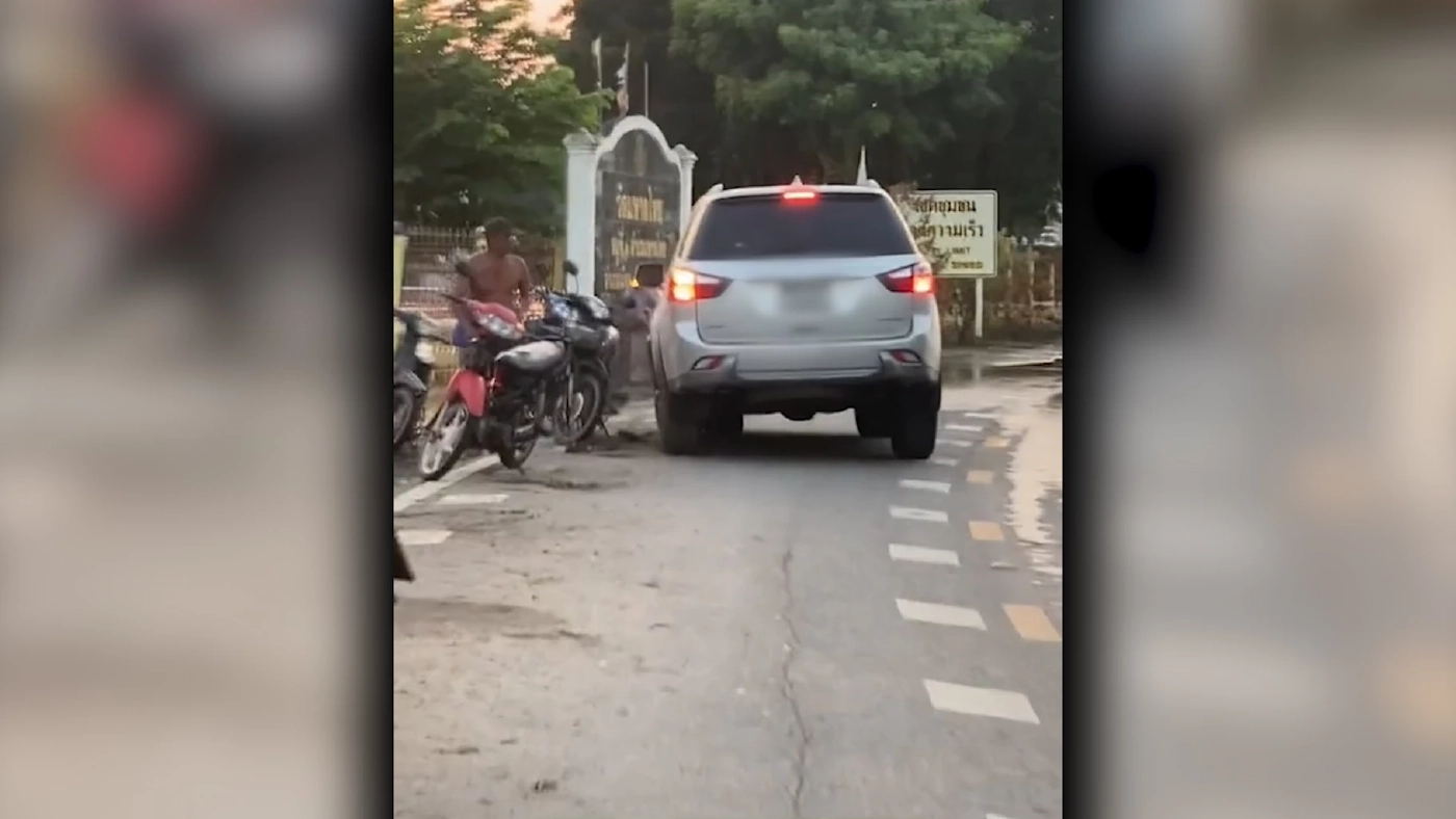 สาวโวยลั่น ! ลุงเมาแอ๋ขับรถกระบะหวิดชนคนตลอดทาง