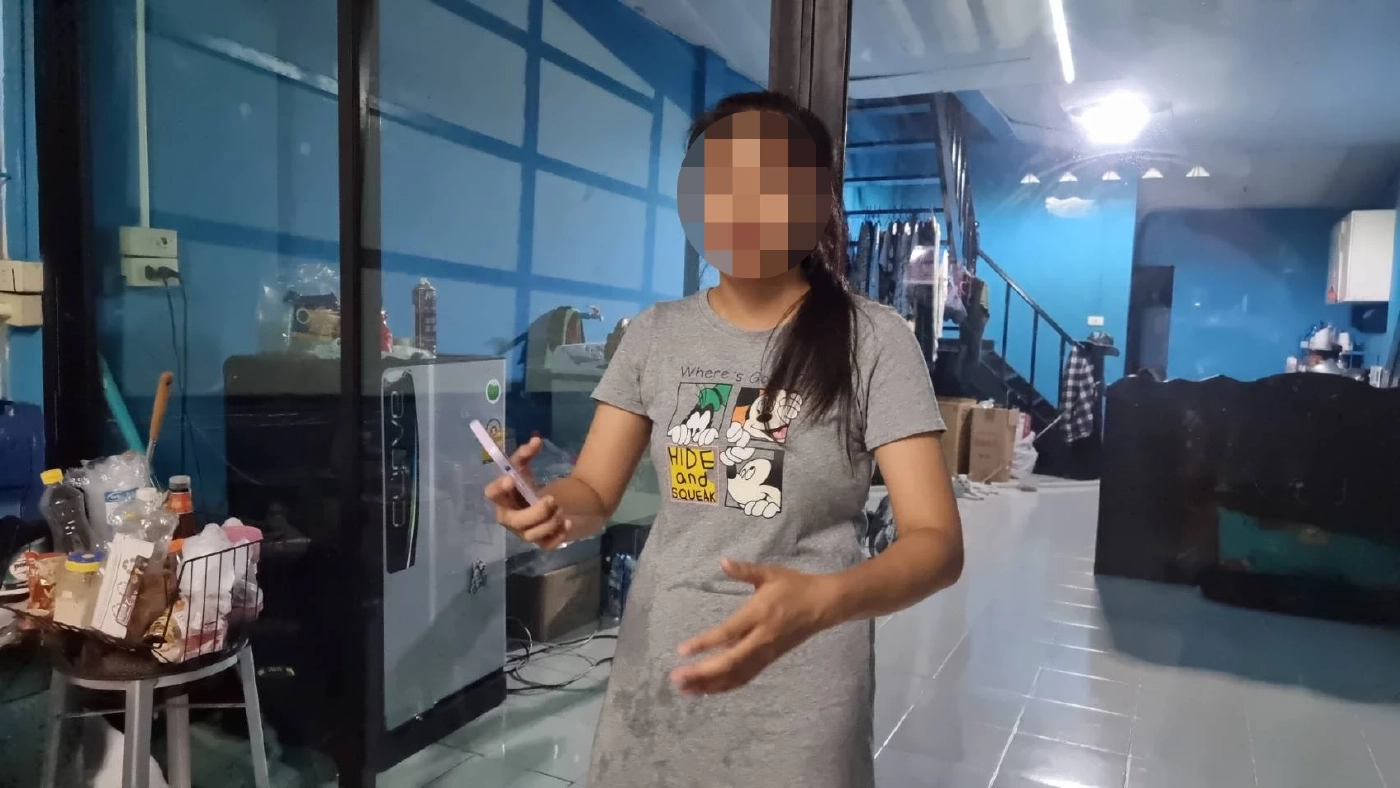 น.ส.พิมลณัฏฐ์ หมื่นราษฎร์ อายุ 25 ปี แม่ค้าขายน้ำปั่น ผู้เสียหาย