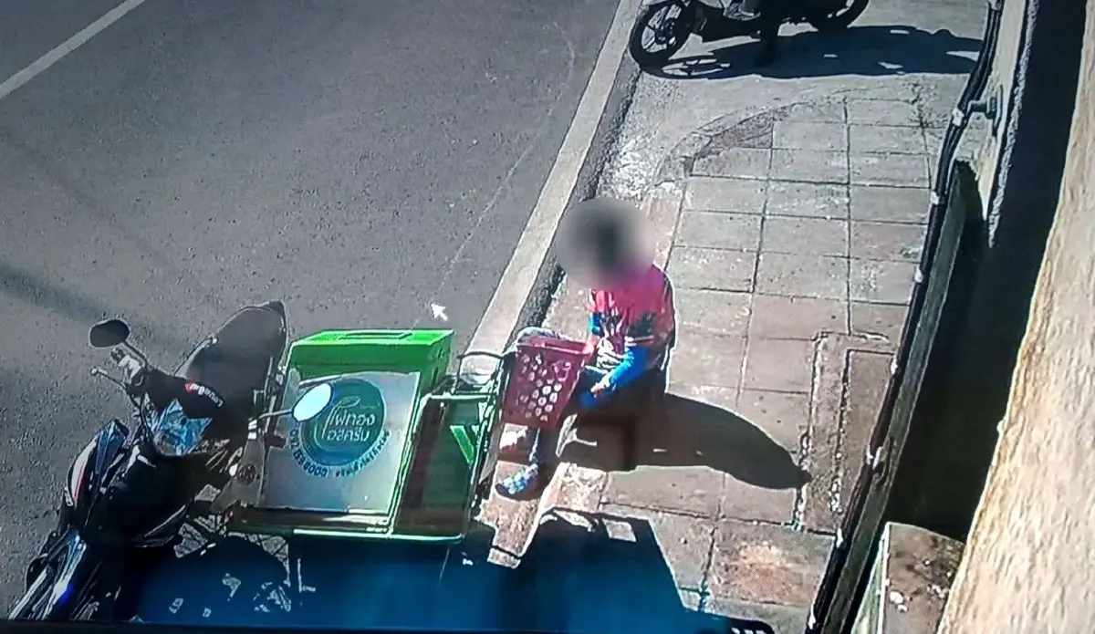 นาทีชีวิต! หนุ่มขายไอติมขี่รถย้อนศร ถูกปาเจโร่ชนสนั่น บาดเจ็บเล็กน้อย