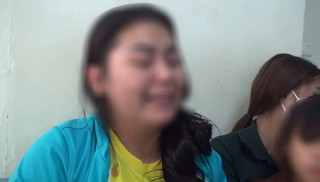 กระบะตีนผีเหินข้ามเลน พุ่งชนร้านค้าข้างทางพังยับ เด็ก 4 ขวบ ดับสลด (มีคลิป)