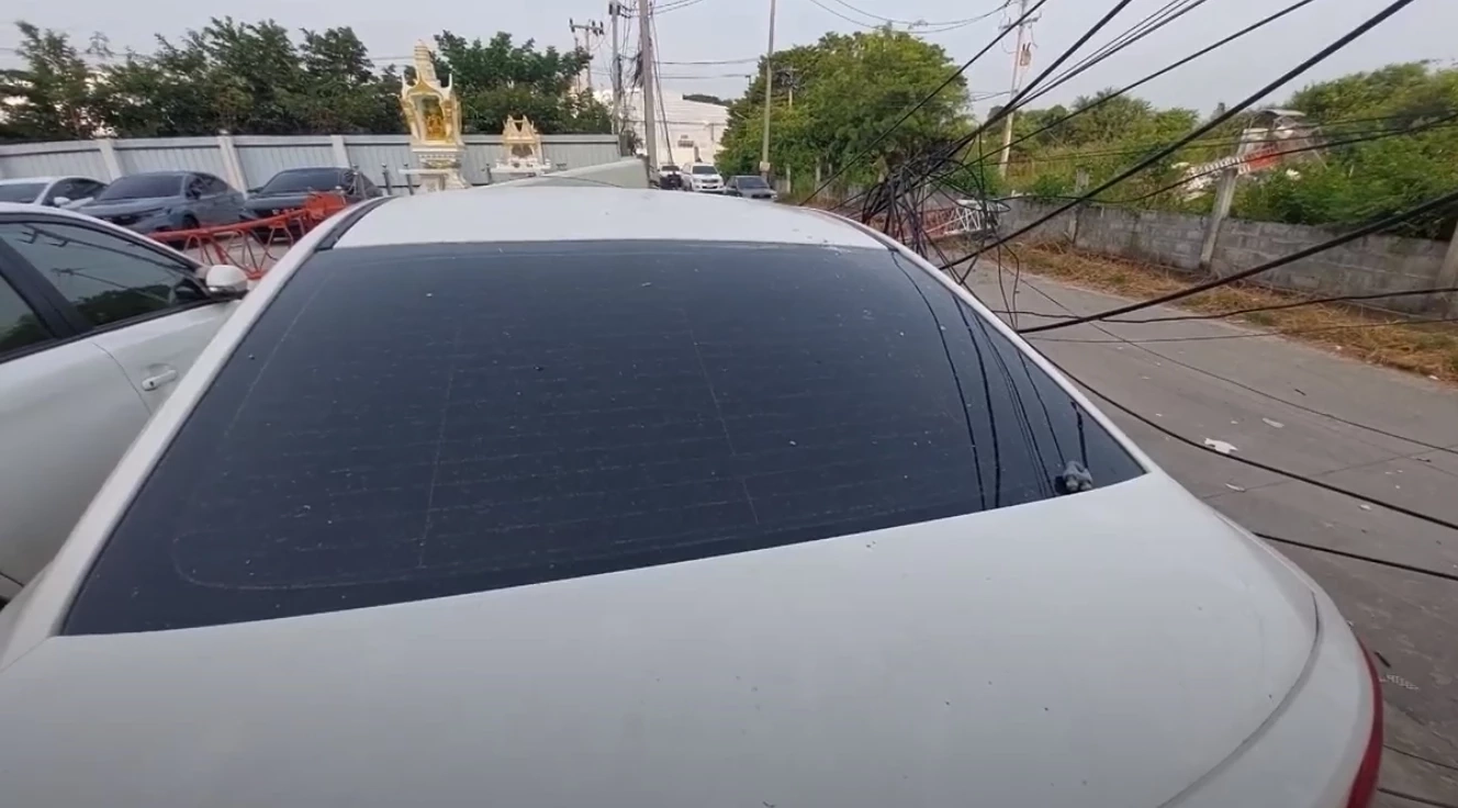 ป่วนทั้งอำเภอ โจรแสบ ขโมยถอดน็อตและสายสลิงยึดเสาส่งสัญญานทรูมูฟ จนหักโค่น  สภาพความเสียหาย