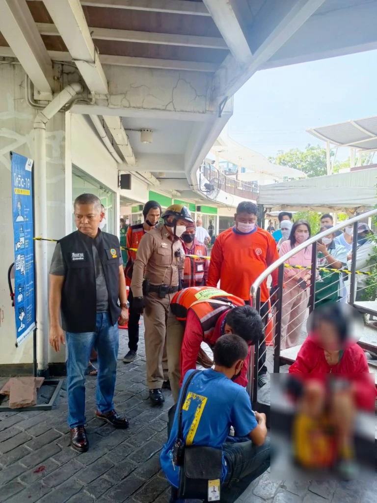 ระทึก! หญิงชาวจีน จ้วงแทงเพื่อนร่วมชาติ 27 แผล ในห้องน้ำห้าง ย่านประชาชื่น